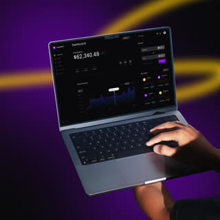 écran d'un ordinateur portable affichant la plateforme de trading Branche Rendalie